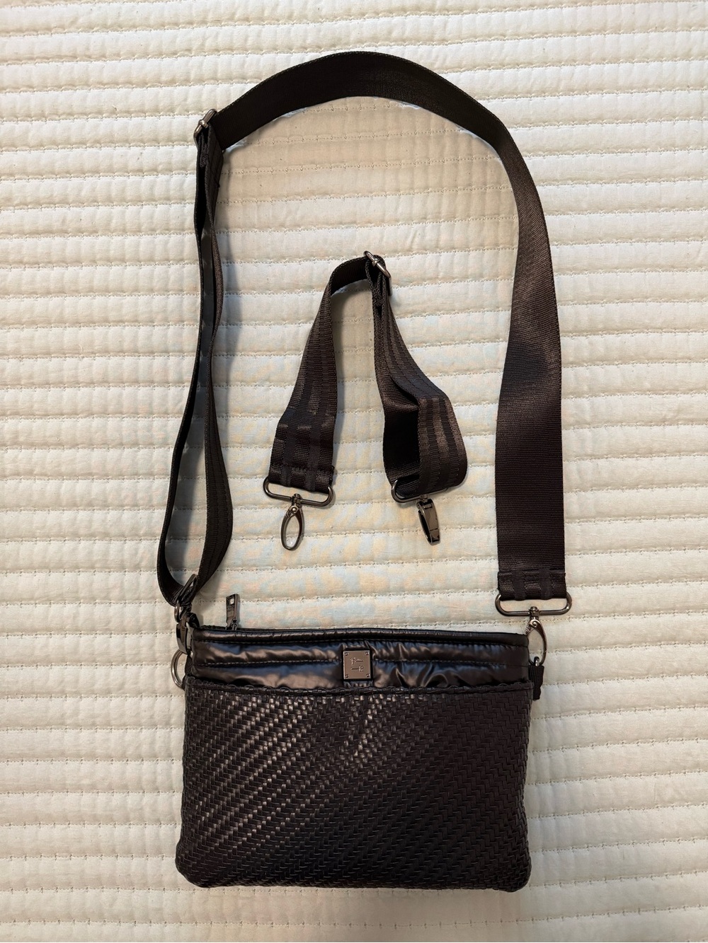 Womens Crossbody Bag in black - Compact Everyday Carry